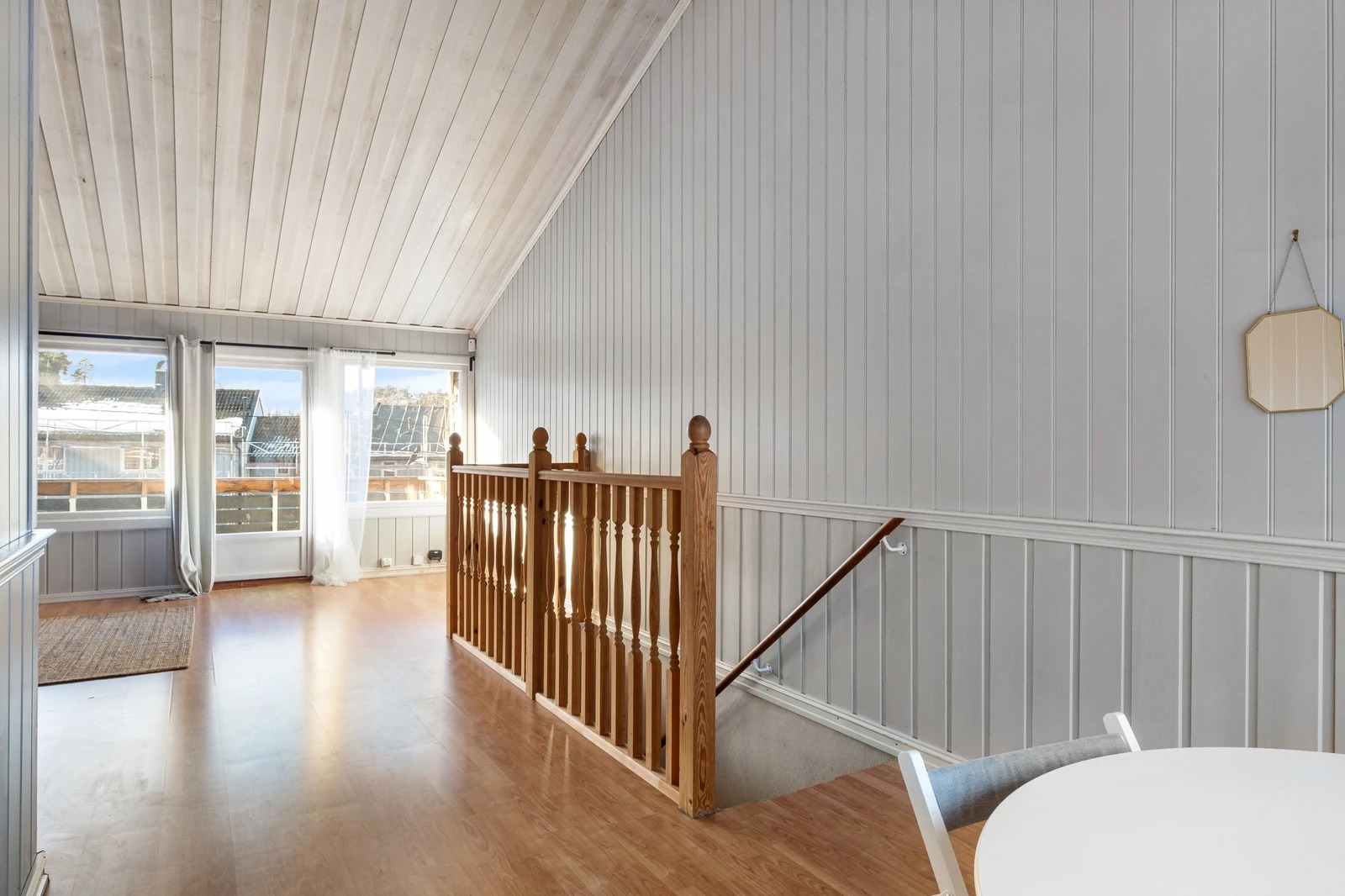 Stue, terasse (der er det nå nye dører) og trappen sett fra spisestuen.